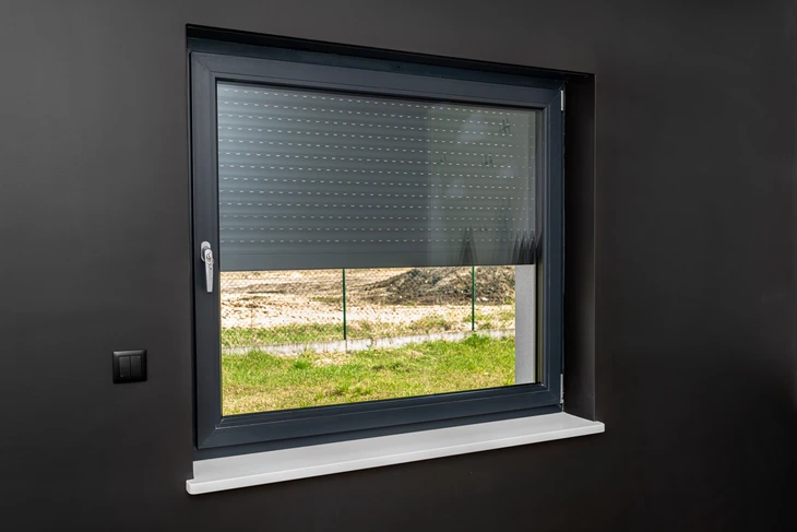 Deux ouvriers professionnels installent une grande fenêtre à battants dans un appartement moderne