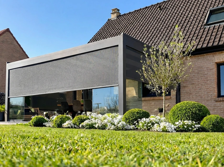Extension moderne en aluminium anthracite avec store vertical screen gris intégré, fixée à une maison en briques