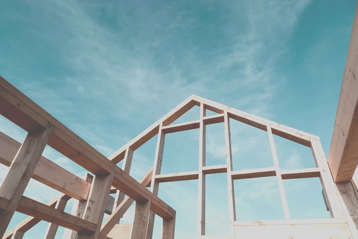 Chantier de construction résidentielle en extérieur montrant une maison individuelle en cours d'édification