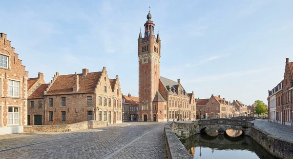 Photographie d'une vue caractéristique de Bergues, montrant son architecture typique du Nord (beffroi, maisons traditionnelles flamandes ou bâtiments historiques), prise en conditions naturelles de jour. L'image doit transmettre le caractère local et patrimonial de la ville sans montrer de personnes ni d'activité de menuiserie, de manière à illustrer la localisation géographique et le contexte urbain dans lequel intervient l'entreprise.