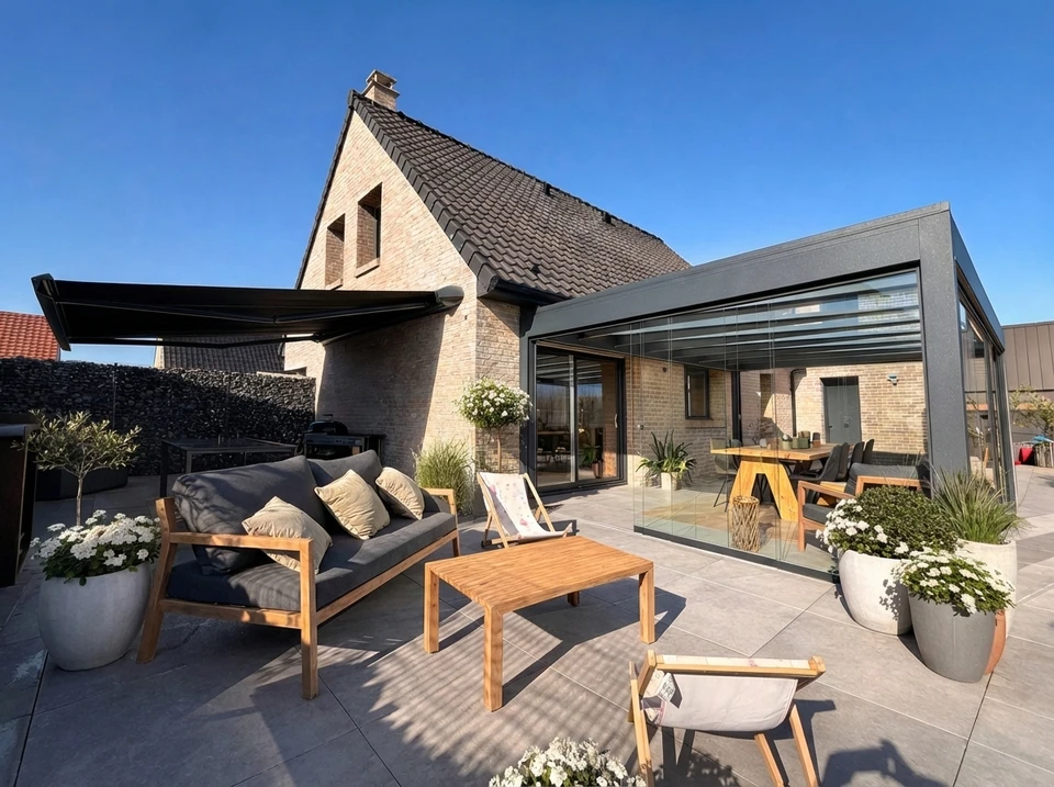 Terrasse extérieure moderne avec pergola bioclimatique à lames orientables