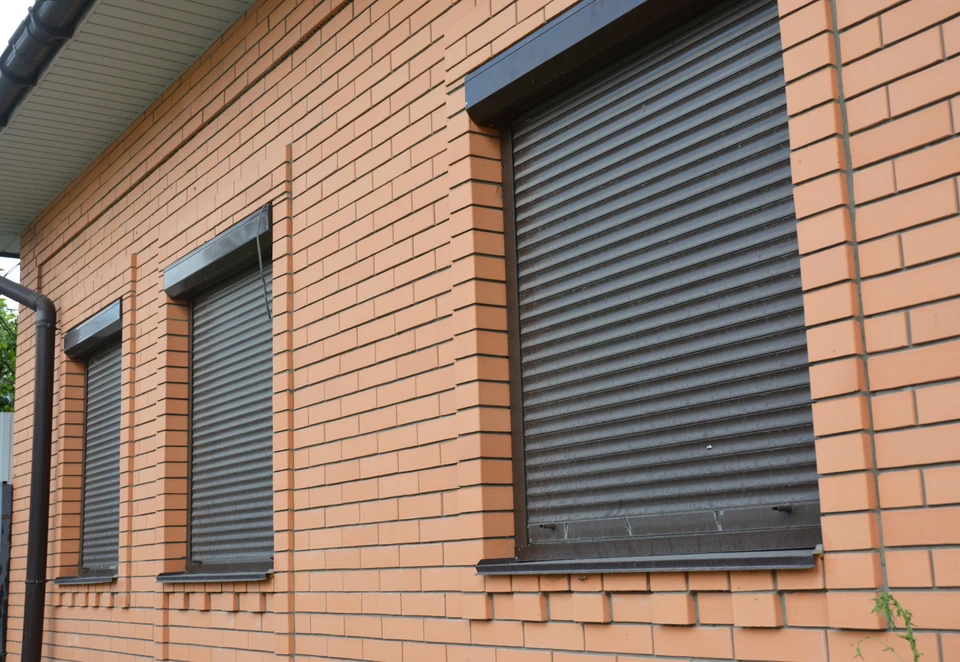 Intérieur moderne avec fenêtre équipée d'un volet roulant électrique partiellement fermé