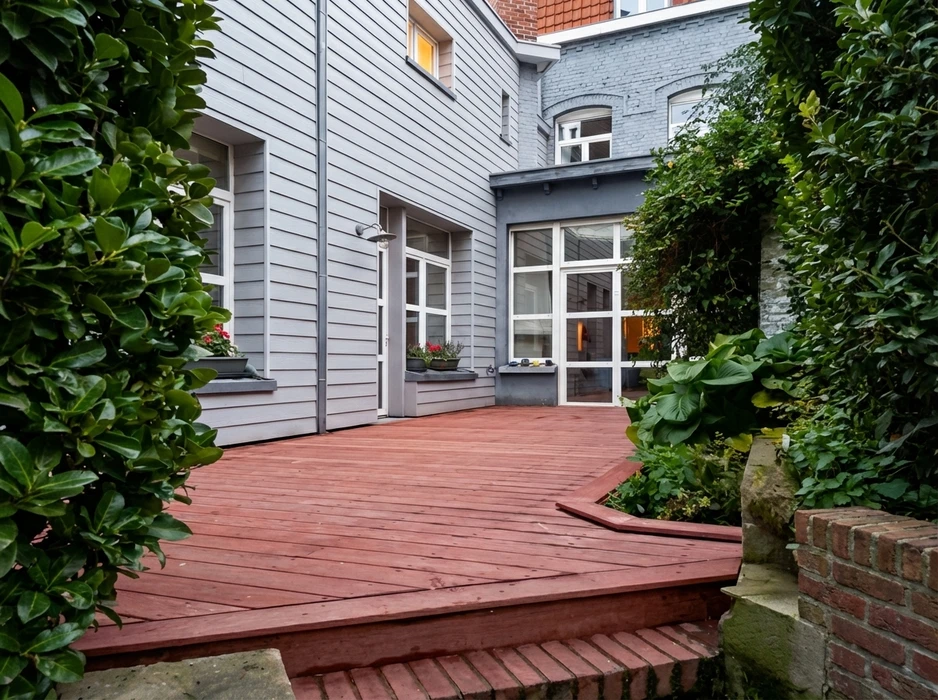 Portail coulissant double vantaux en aluminium anthracite, à lames horizontales avec espacements réguliers, monté sur poteaux carrés