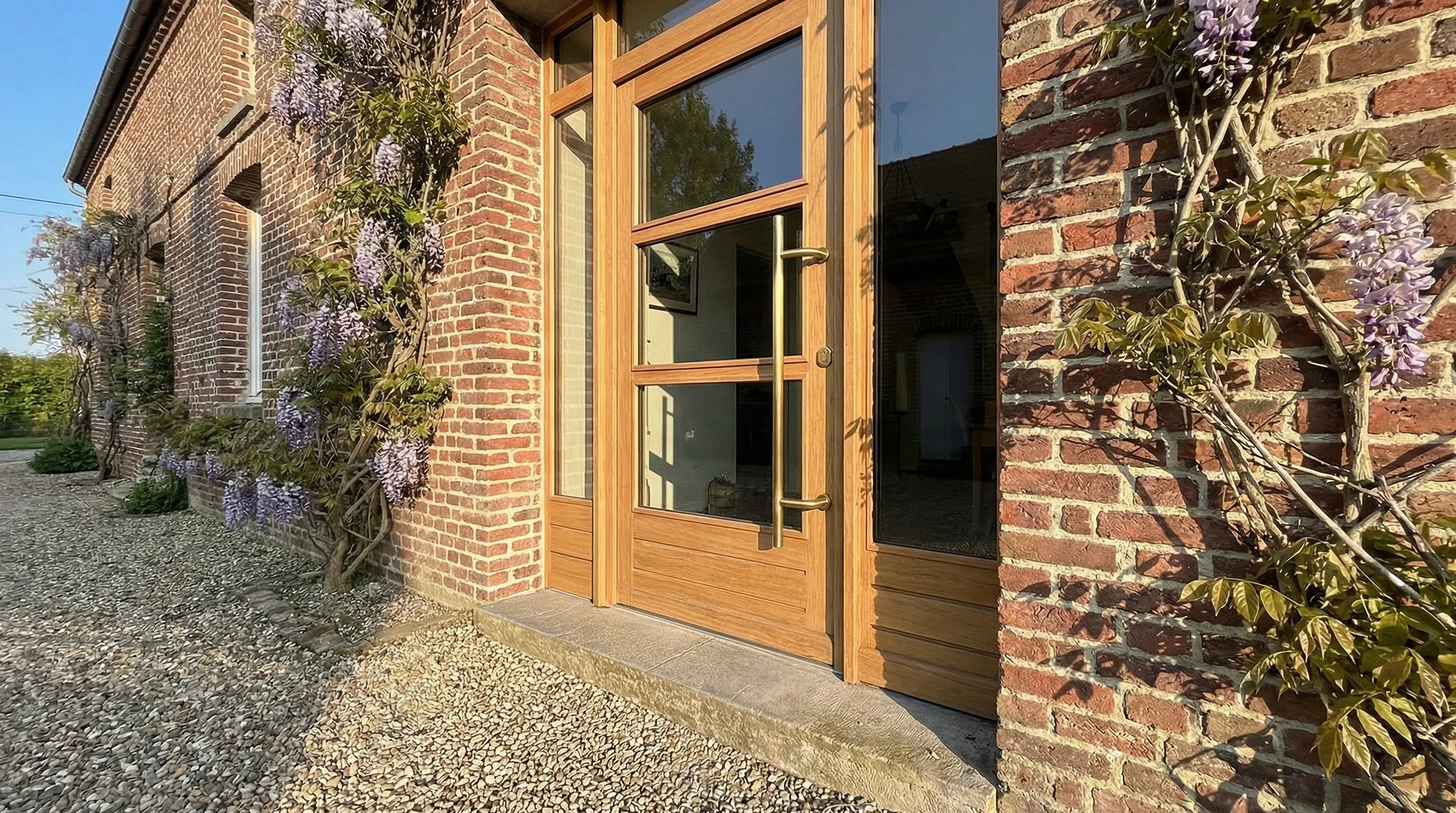 Intérieur moderne avec porte en bois massif teinte acajou, design contemporain à panneaux horizontaux et inserts vitrés translucides