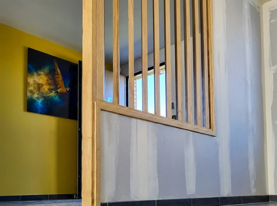Extension moderne en aluminium anthracite avec store vertical screen gris intégré, fixée à une maison en briques