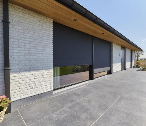 Comment réduire la chaleur derrière une baie vitrée à Dunkerque, Saint-Omer et Calais ? Les avantages du store screen extérieur